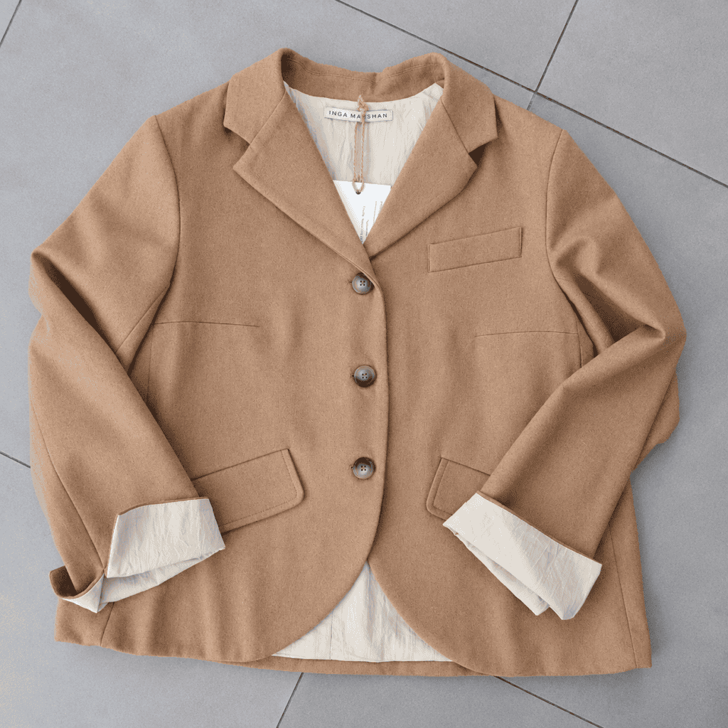 blazer cammello su piastrelle grigie