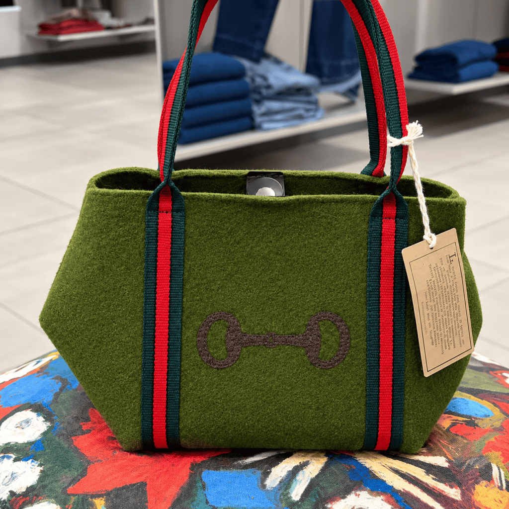 borsa in felt verde con logo equestre