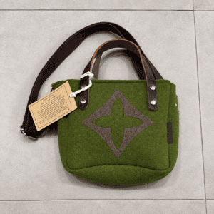 borsa verde in felt su piastrelle