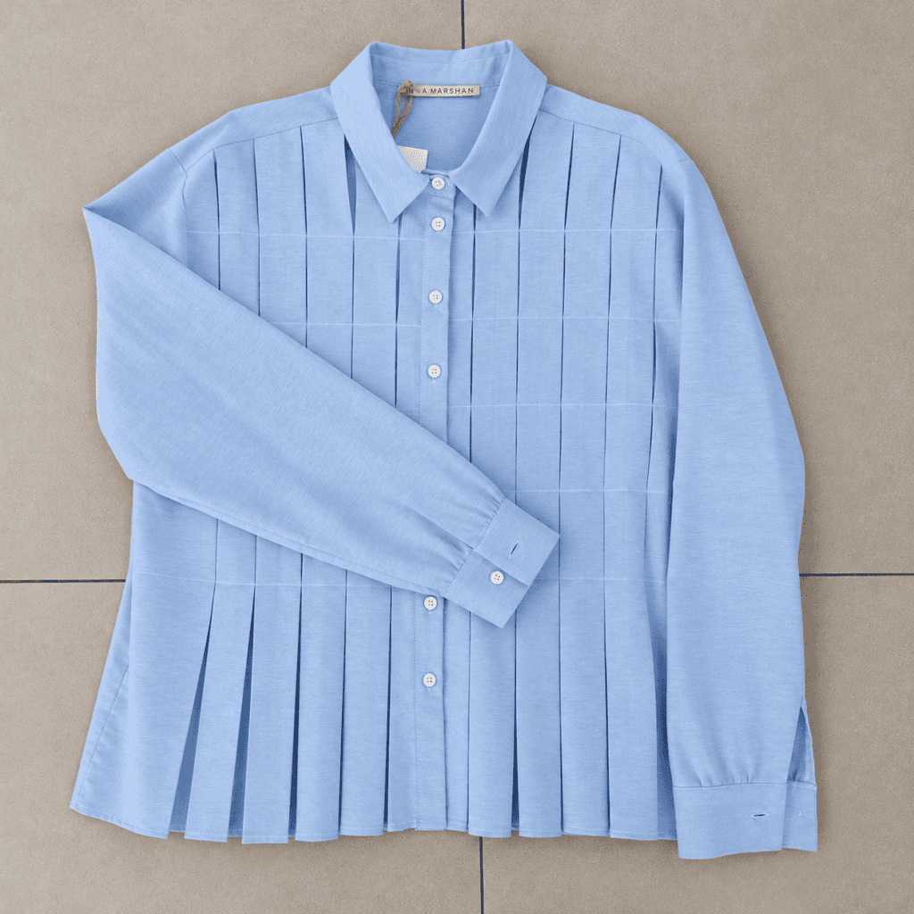 camicia azzurra plissettata con etichetta