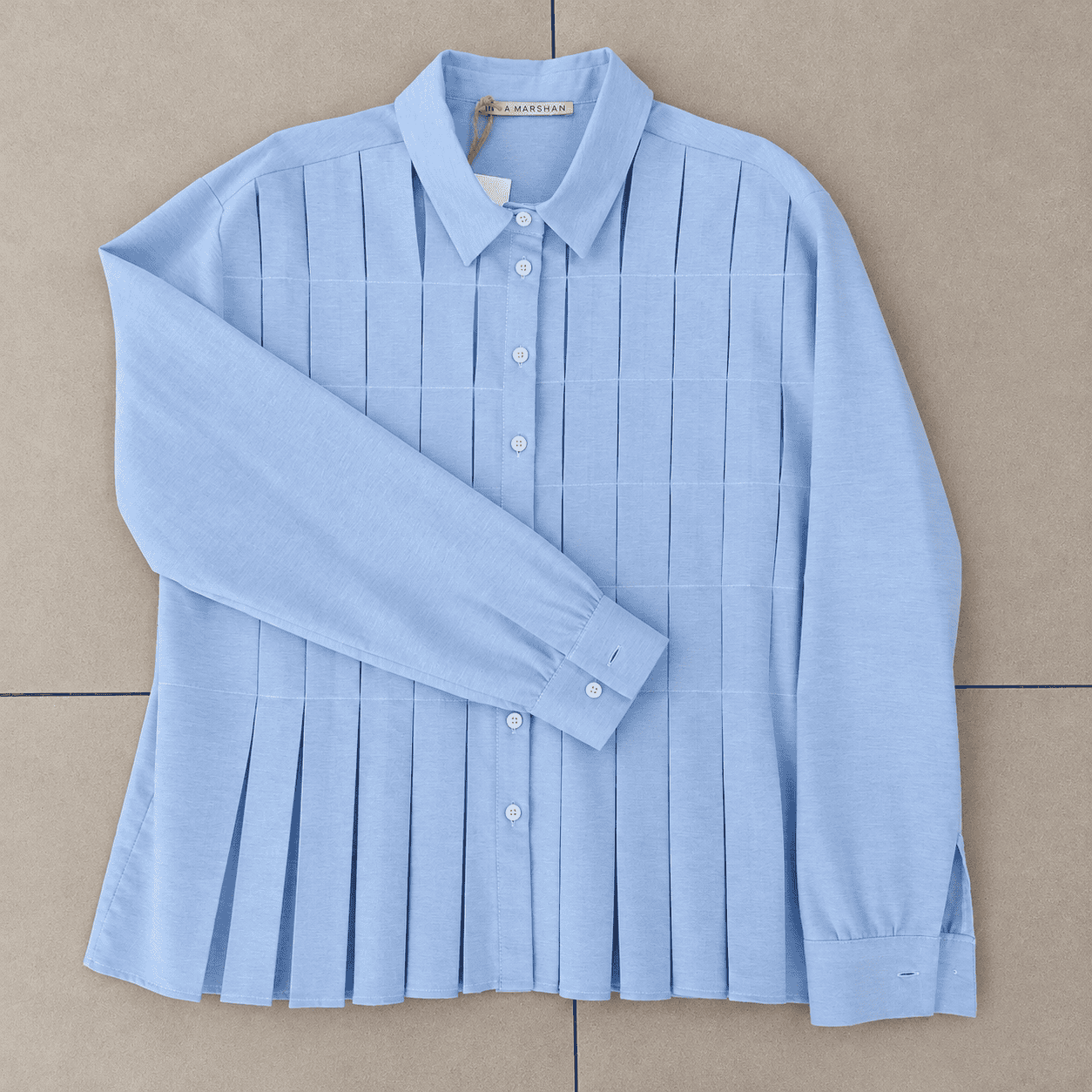 camicia azzurra plissettata con etichetta camicia azzurra plissettata con etichetta
