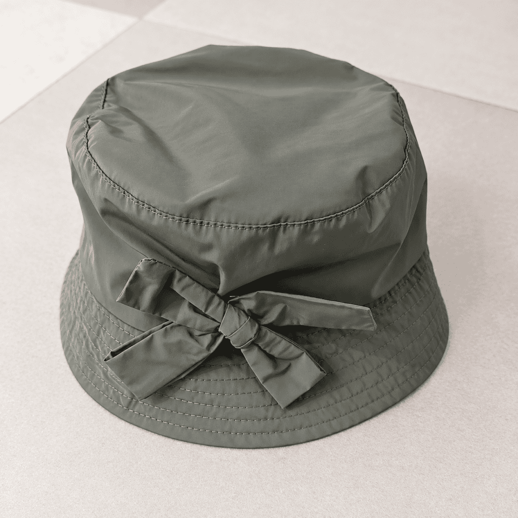 cappello a secchiello verde oliva con fiocco
