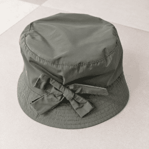 cappello a secchiello verde oliva con fiocco