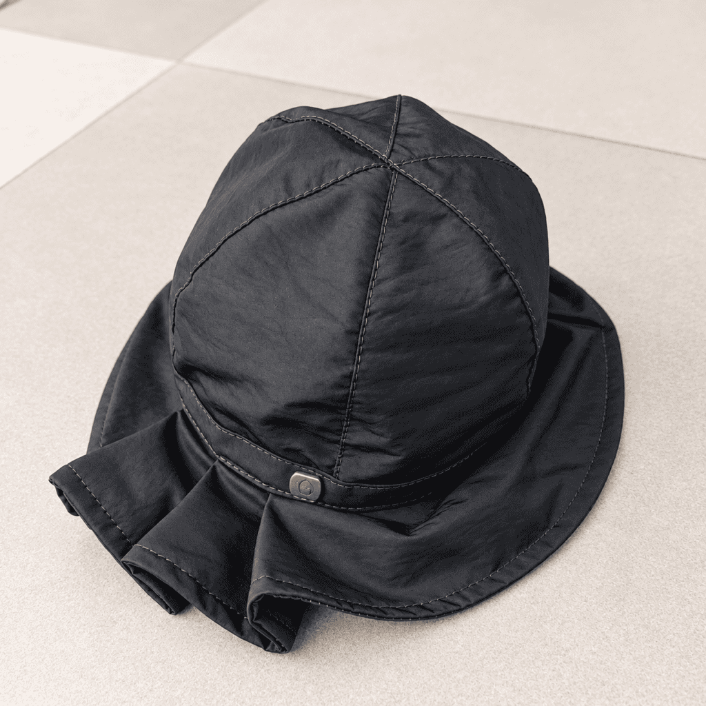 cappello da pescatore nero con dettagli cuciti