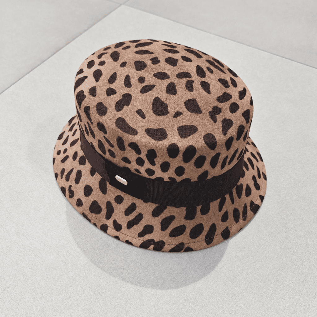 cappello leopardato con fascia nera
