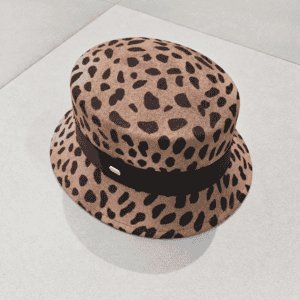 cappello leopardato con fascia nera