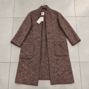 cappotto in tweed autunnale su piastrelle neutre