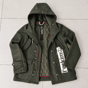cappotto verde oliva con dettagli trapuntati