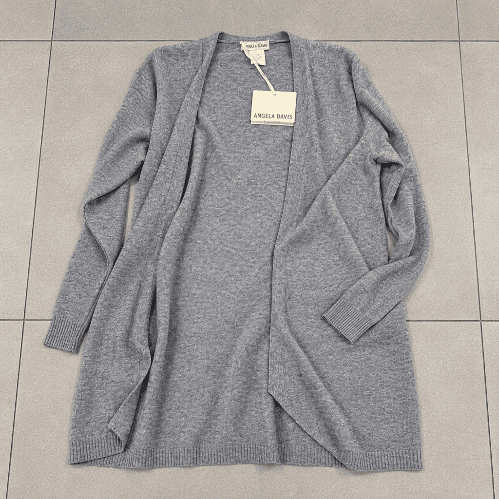 cardigan grigio angela davis su piastrelle