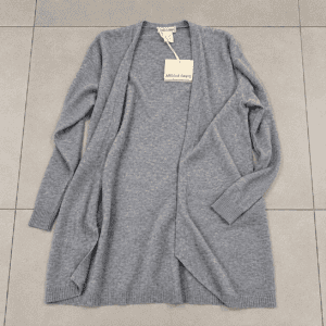cardigan grigio angela davis su piastrelle