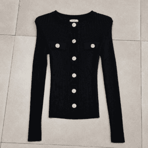 cardigan nero con bottoni dorati ornati