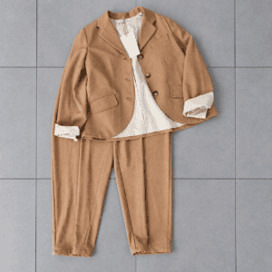 completo sartoriale cammello su piastrelle grigie