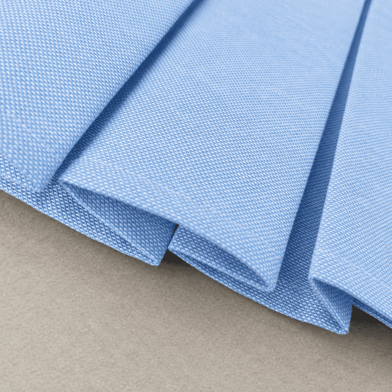 dettaglio di tessuto azzurro pieghettato dettaglio di tessuto azzurro pieghettato