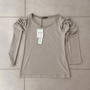 maglia taupe transit su piastrelle