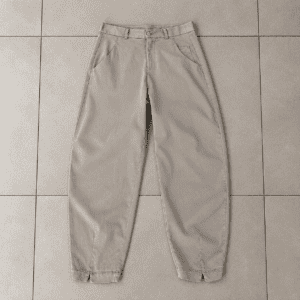 pantaloni casual taupe su piastrelle neutre